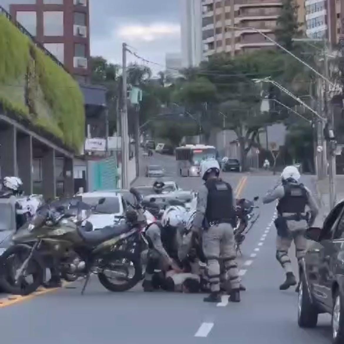 Homem tenta escapar da polícia em alta velocidade em Bento Gonçalves.